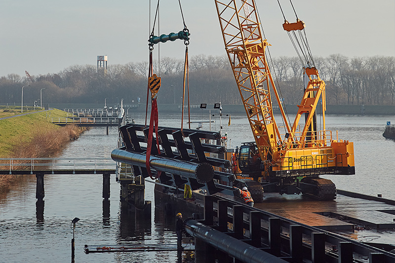 Moderne vloot van schepen en werktuigen