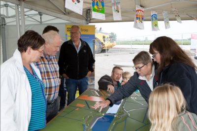 Gezellig druk bij Dag van de Bouw tafelbrug Aduard