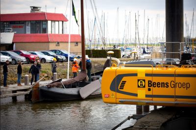 Eerste hap bagger uit de haven van Lemmer
