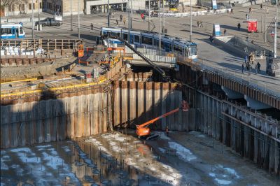 Als een MIJLPAAL boven water: Bouwkuip De Entree helemaal drooggelegd