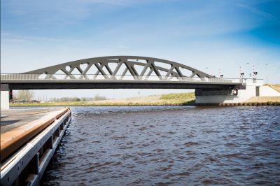 Beelden van de nieuwe tafelbrug bij Aduard