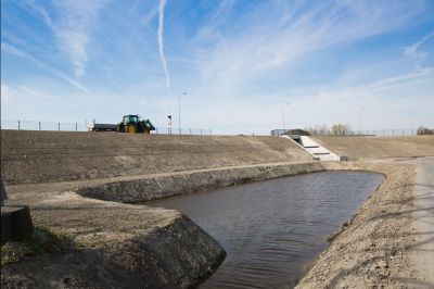 Beelden van de nieuwe tafelbrug bij Aduard
