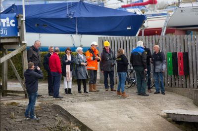 Eerste hap bagger uit de haven van Lemmer