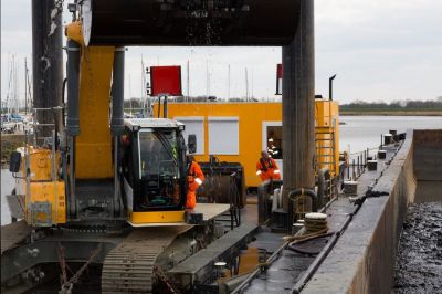Eerste hap bagger uit de haven van Lemmer