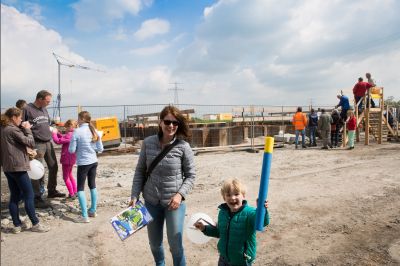 Gezellig druk bij Dag van de Bouw tafelbrug Aduard
