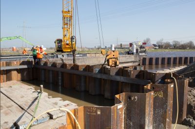 Stalen bouwkuip onderbouw Tafelbrug Aduard gereed
