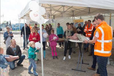 Gezellig druk bij Dag van de Bouw tafelbrug Aduard