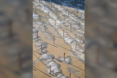 Als een MIJLPAAL boven water: Bouwkuip De Entree helemaal drooggelegd