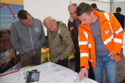 Gezellig druk bij Dag van de Bouw tafelbrug Aduard