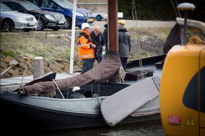 Eerste hap bagger uit de haven van Lemmer
