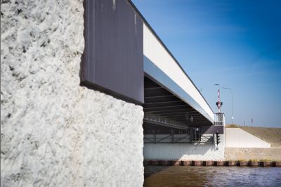 Beelden van de nieuwe tafelbrug bij Aduard