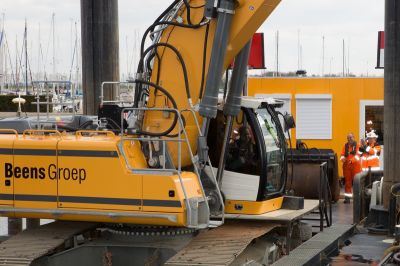 Eerste hap bagger uit de haven van Lemmer