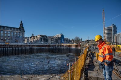 Als een MIJLPAAL boven water: Bouwkuip De Entree helemaal drooggelegd