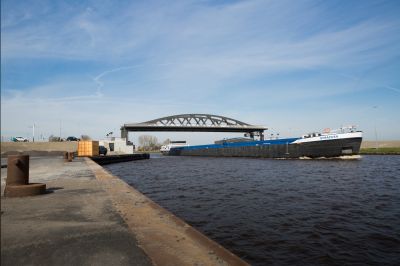 Beelden van de nieuwe tafelbrug bij Aduard