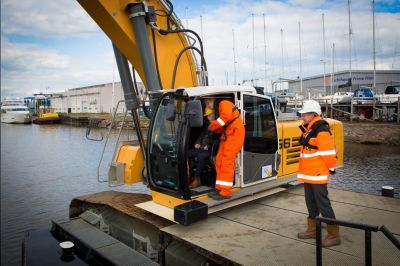 Eerste hap bagger uit de haven van Lemmer