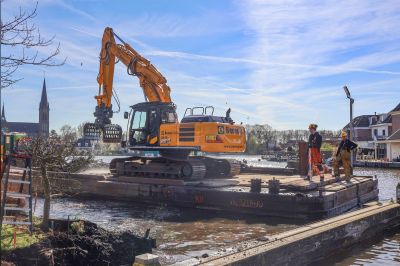 Bouwteam versterkt waterkering in Ouderkerk aan de Amstel