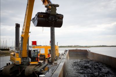 Eerste hap bagger uit de haven van Lemmer