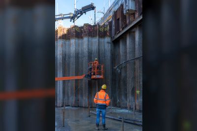 Als een MIJLPAAL boven water: Bouwkuip De Entree helemaal drooggelegd