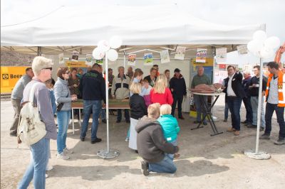 Gezellig druk bij Dag van de Bouw tafelbrug Aduard
