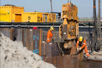 Stalen bouwkuip onderbouw Tafelbrug Aduard gereed
