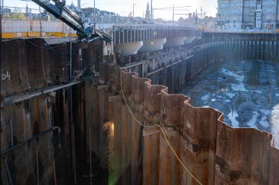 Als een MIJLPAAL boven water: Bouwkuip De Entree helemaal drooggelegd