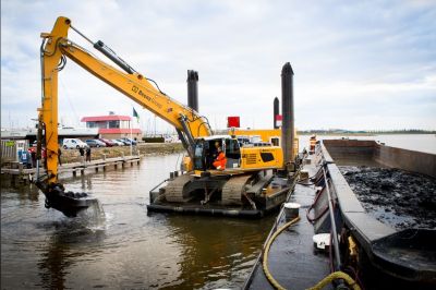 Eerste hap bagger uit de haven van Lemmer