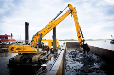 Eerste hap bagger uit de haven van Lemmer