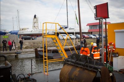 Eerste hap bagger uit de haven van Lemmer
