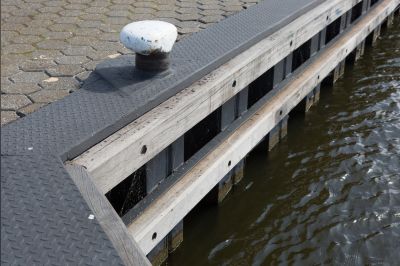 Vernieuwing ‘aanvaarvoorzieningen’ in de haven van Urk