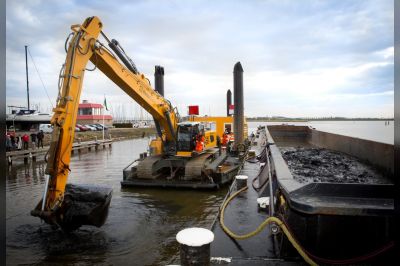 Eerste hap bagger uit de haven van Lemmer