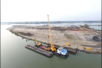 Nieuw materieel bij realisatie overslagkade De Beijer Groep