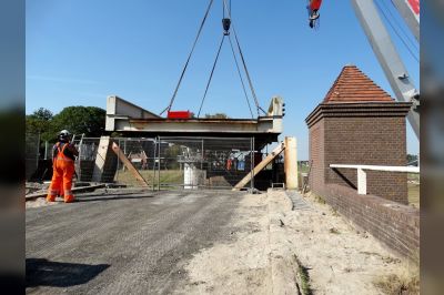Demontage oude tafelbrug in Aduard