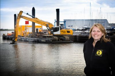 Eerste hap bagger uit de haven van Lemmer