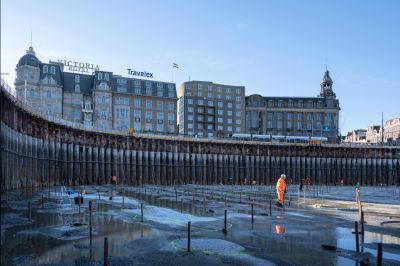 Als een MIJLPAAL boven water: Bouwkuip De Entree helemaal drooggelegd
