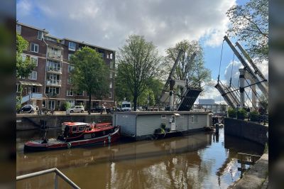 Praktijk in beeld: woonboten verplaatsen in de Amsterdamse binnenstad