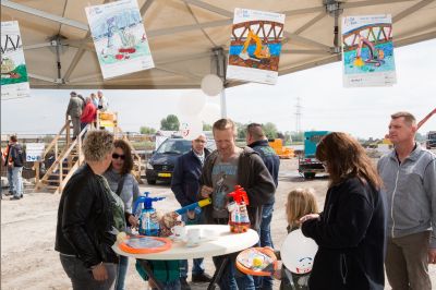Gezellig druk bij Dag van de Bouw tafelbrug Aduard