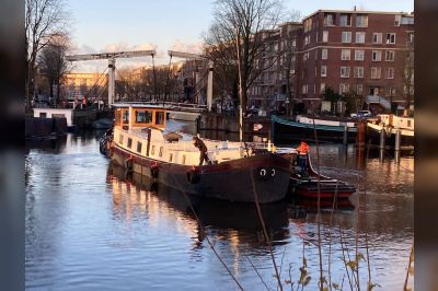 Praktijk in beeld: woonboten verplaatsen in de Amsterdamse binnenstad