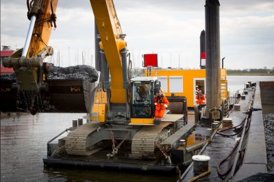Eerste hap bagger uit de haven van Lemmer