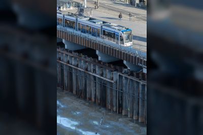 Als een MIJLPAAL boven water: Bouwkuip De Entree helemaal drooggelegd