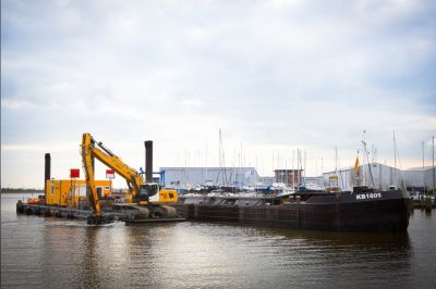 Eerste hap bagger uit de haven van Lemmer