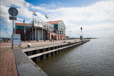 Vernieuwing ‘aanvaarvoorzieningen’ in de haven van Urk