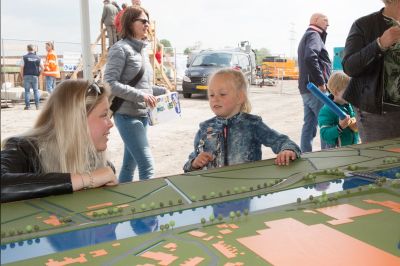 Gezellig druk bij Dag van de Bouw tafelbrug Aduard