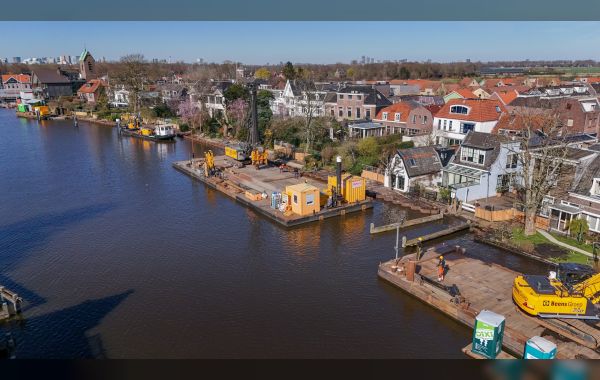 Bouwteam versterkt waterkering in Ouderkerk aan de Amstel