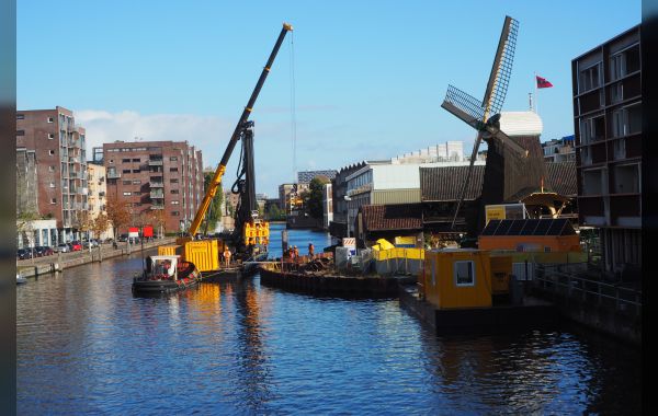 Nieuw materieel voor kadeherstel bij molen De Otter – Amsterdam-West