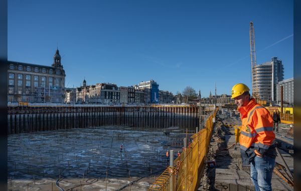 Als een MIJLPAAL boven water: Bouwkuip De Entree helemaal drooggelegd