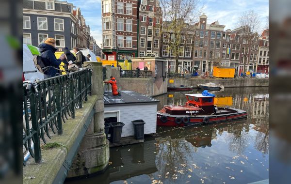 Praktijk in beeld: woonboten verplaatsen in de Amsterdamse binnenstad