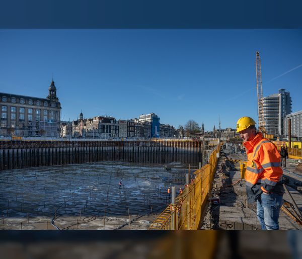 Als een MIJLPAAL boven water: Bouwkuip De Entree helemaal drooggelegd