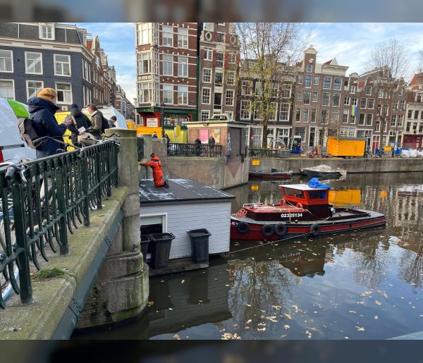 Praktijk in beeld: woonboten verplaatsen in de Amsterdamse binnenstad