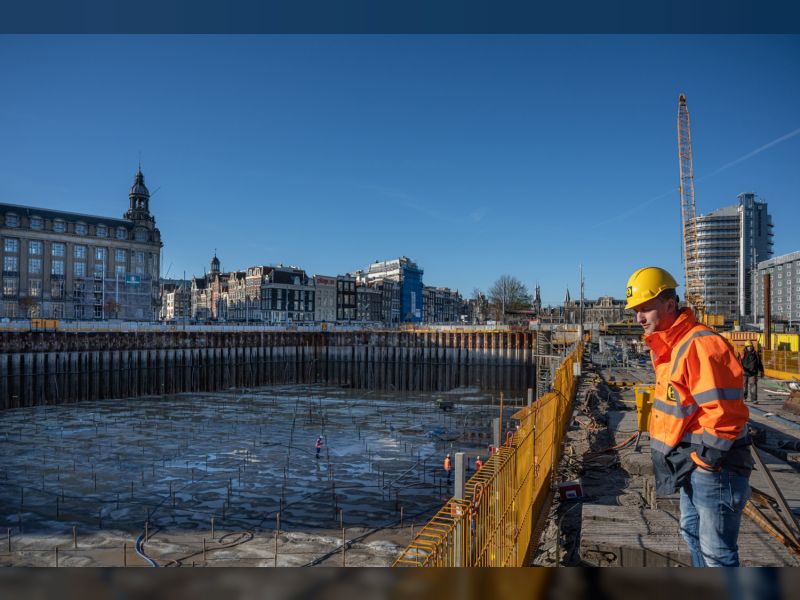 Als een MIJLPAAL boven water: Bouwkuip De Entree helemaal drooggelegd